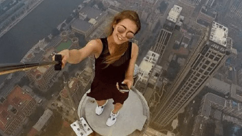 مهووسو السيلفي.. كيف فعلوها في تلك الأماكن؟