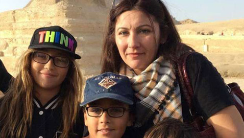تسريب صورة صادمة للفنانة جيهان فاضل: تعمل بائعة جبنة وزيتون في سوبرماركت صغير بكندا! 