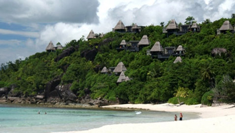 أول دولة بالعالم تُحقق (مناعة القطيع).. ستسمح بزيارتها دون لقاح كورونا