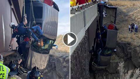 فيديو يحبس الأنفاس.. إنقاذ شخصين من شاحنة متدلية فوق جسر!