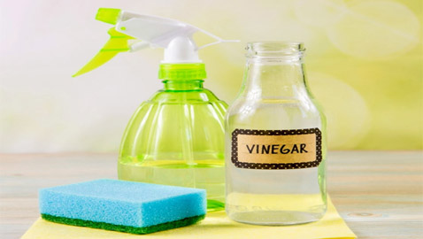 خلط الخل مع الكلور يسبب الموت اختناقا.. منظفات لا تخاطر بدمجها معا!