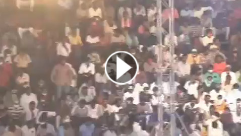 بالفيديو.. عشرات الضحايا بكارثة انهيار مدرج مكتظ بالجماهير