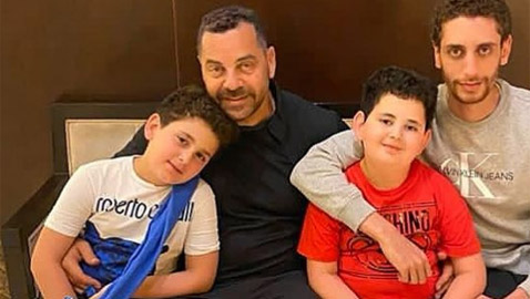صور طارق العريان مع ولديه من أصالة تثير هجوم الجمهور: وين نيكول يا عجوز!