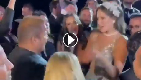 عروس تنسى عريسها وترقص بحماس وانسجام مع عمرو دياب! فيديو