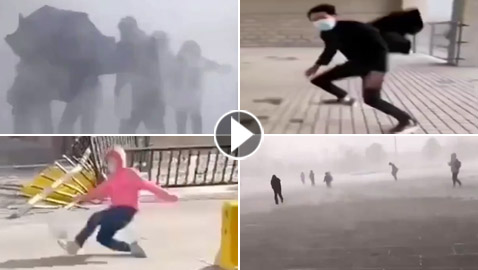 لا يستطيعون حتى الوقوف! رياح عاتية تهاجم الصينيين في الشوارع! فيديو