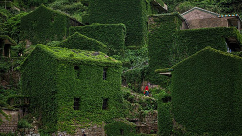 هوتوان.. قرية مهجورة ساحرة غمرتها الأعشاب! صور