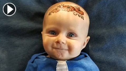 فيديو طريف: طفلة شقية تضع وشما كبيرا ملونا على جبين شقيقها الرضيع المبتسم