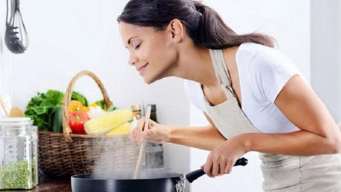 طرق تساعدك على التخلّص من روائح الطهي في المنزل!