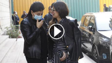 فيديو وصور: جومانا مراد تتلقى العزاء من زملائها الفنانين بوفاة طفلتها دينا 