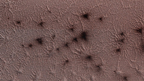 علماء الفلك يفكون لغز (عناكب المريخ) الذي حيّرهم لسنوات!