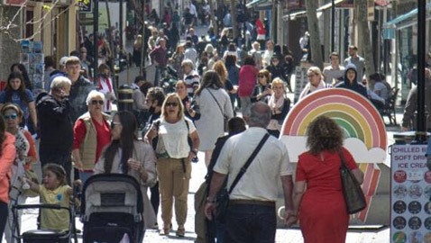بعد تطعيم كافة أهاليها.. جبل طارق تتحرر من الكمامات وتُعود إلى حياتها الطبيعية