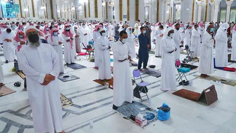 أول صلاة تراويح في رمضان 2021 بالحرم المكي.. إجراءات استثنائية بمشاركة “المحصنين” (صور)