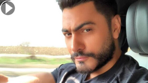 تامر حسني يتعاطف مع معجبة منهارة بعد معاناتها من أزمة نفسية (فيديو)