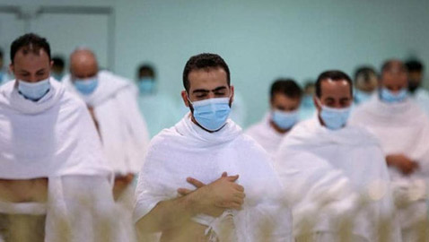 بالصور.. محصنون ضد كورونا يؤدون مناسك العمرة