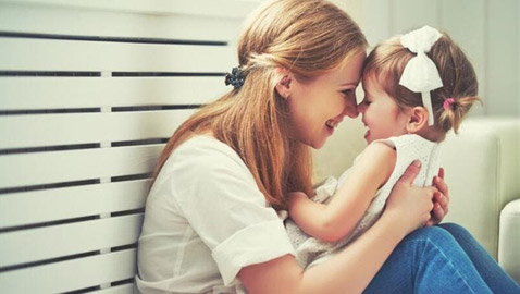 عادات مميزة يتوارثها الأطفال عن أمهاتهم!