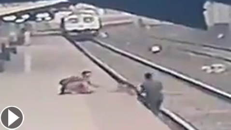 فيديو يحبس الأنفاس لموظف هندي ينقذ طفلا من الموت دهسا تحت القطار!