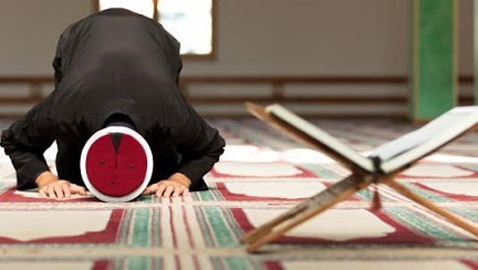 ” ادعي عليه من قلبك ” .. سيدة تطالب إمام مسجد بالدعاء على زوجها في صلاة التراويح