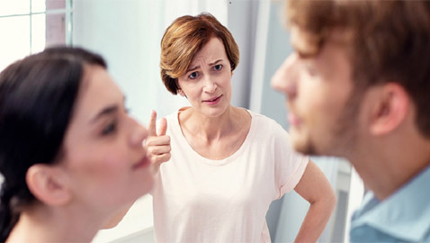 الحماة من مواليد 4 أبراج هي الأكثر تسلطا، الأفضل عدم الزواج من ابنها!