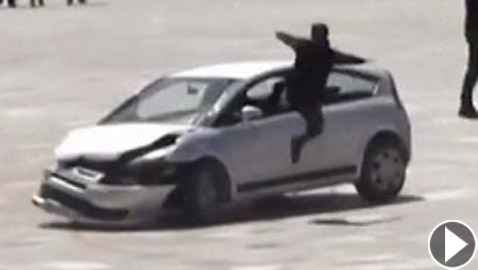 رجل شجاع يقفز داخل سيارة متحركة لإيقاف سائقها قبل كارثة محققة! فيديو