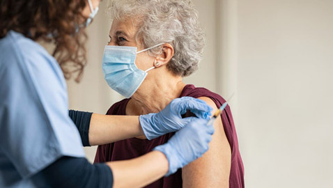 ممرضة ألمانية تستخدم الماء بدل لقاح كورونا.. والسبب تافه