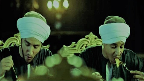 من اخطاء مسلسلات رمضان: صعايدة 5 نجوم! أكل المحشي بالشوكة والسكينة يعرض مالك وداش للسخرية