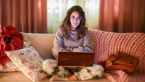 مخرج مصري يشيد بالنجمتين منى زكي وأمينة خليل ويقول لباقي الفنانات: تعلمن منهن!