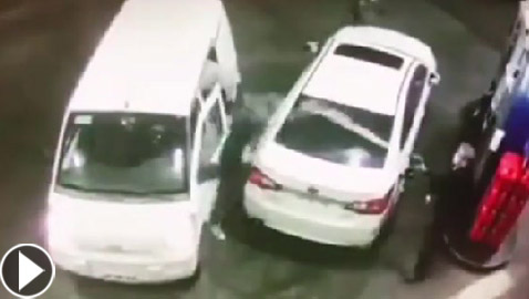 عجوز شجاع يواجه لصوصا بطريقة مثيرة.. جعلهم يلوذون بالفرار! فيديو