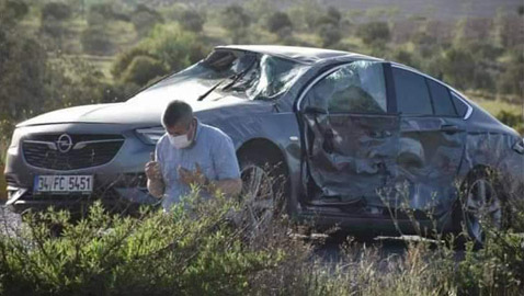 أول ما فعله صلى شكرا بالشارع بعد نجاته من حادث سير بأعجوبة! صور