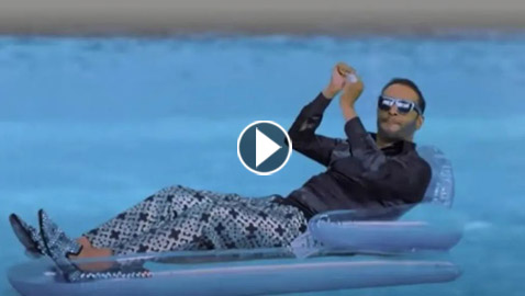 فيديو: من الفنان الذي قلد محمد رمضان باغنية بام بام، رمي الدولارات في المسبح وسقوطه على المسرح؟
