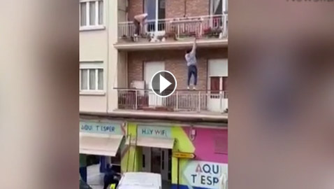 فيديو مثير: شاب ينقذ عجوز ثواني قبل سقوطها من شرفة منزلها.. على طريقة سبايدرمان
