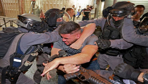 صورة شاب فلسطيني يواجه لوحده قوات الاحتلال يُحدث ضجة كبيرة!