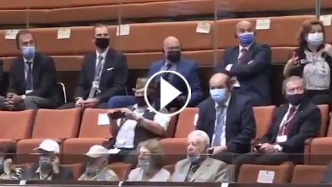 لحظة إخلاء الكنيست بعد إطلاق صافرات الإنذار بالقدس.. هلع بين النواب وتسابق على المغادرة (فيديو)