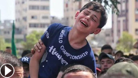 فيديو مؤثر لطفل فلسطيني يبكي ويوّدع والده الذي قُتل بقصف إسرائيلي!