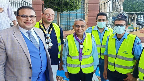 صور: شباب مصريين مسيحيين يشاركون بتأمين المصلين بمسجد عمر بن عبدالعزيز