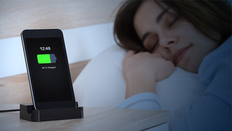 هل من الآمن ترك الهاتف المحمول متصلا بالشاحن طوال الليل؟