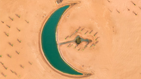 مصور يوثق جمال بحيرة على شكل هلال في دبي بعد أن عثر عليها صدفة