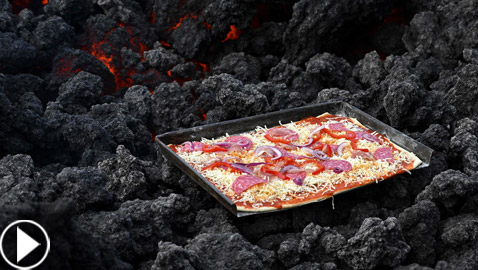 فيديو غريب.. خبز بيتزا على فوهة بركان ثائر في غواتيمالا!