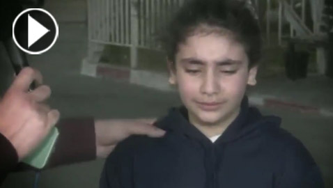 “نايمة جنب ماما وصحيت كل شي حولي رماد”.. فيديو لطفلة تروي ما عاشته في قصف حي الرمال بغزة