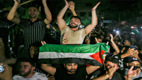 بالصور.. أهالي غزة يحتفلون بوقف إطلاق النار