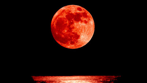 العالم على موعد مع ظاهرة فلكية نادرة.. القمر الدامي العملاق