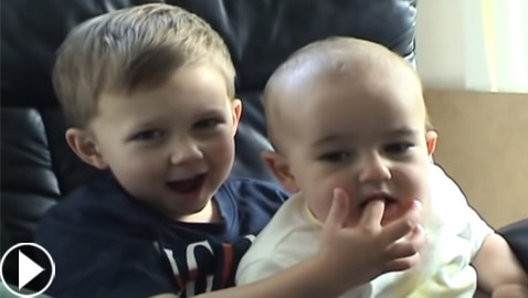 فيديو (تشارلي عض إصبعي) يُباع بـ761 ألف دولار! يوتيوب سيحذفه قريبا