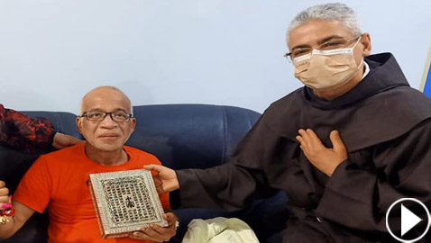 صور: الأب بطرس دانيال يزور الفنان شريف الدسوقي بعد بتر ساقه، ويهديه مصحفا