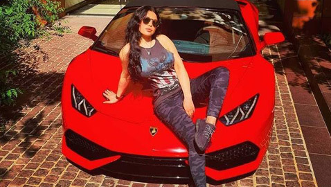 هيفا وهبي تستعرض سيارتها الفارهة بجلسة تصوير عفوية