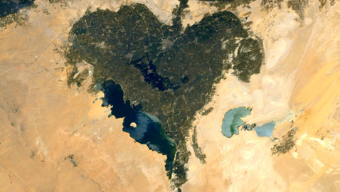 رائد فضاء فرنسي يُعايد والدته بصورة قلب مدهشة من الفيوم المصرية