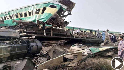 بالفيديو والصور.. عشرات القتلى في حادث تصادم قطارين بباكستان