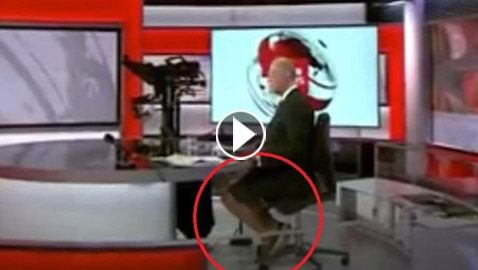 الكاميرا فضحته.. مذيع BBC يقدم نشرة الأخبار بـ