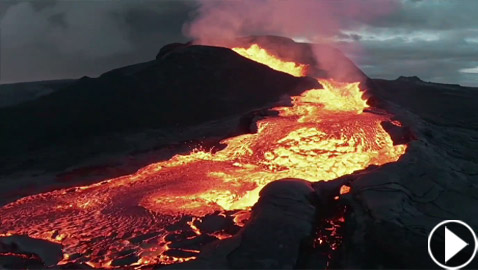 فيديو يخطف الأنفاس للقطات تظهر نهر من النار والحمم في آيسلندا