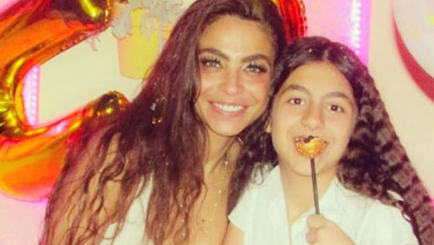 صور دوللي شاهين مع ابنتها نور التي كبُرت وأصبحت شابة.. هل تشبهها؟