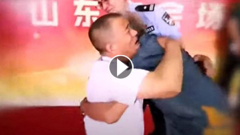 فيديو للقاء مؤثر.. يلتقي بابنه المختطف بعد 58 عاما