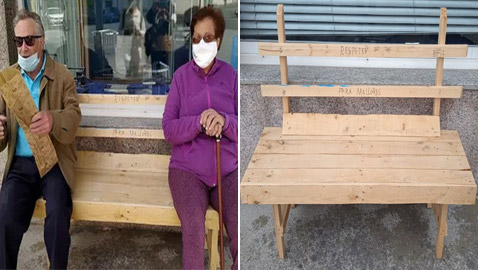 مسن يصنع لزوجته المريضة كرسيا ويضعه بالطريق الذي تمر منه! صور